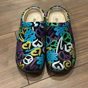 Alegria clogs